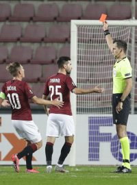 Sparťan Ladislav Krejčí dostává červenou kartu v zápase s Lille