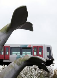 Metro nespadlo díky velké soše velrybího ocasu ve stanici De Akkers. Nehoda se stala před půlnocí 1. listopadu. Řidič prorazil zábrany na konci kolejí.