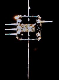 Modul čínské sondy Čchang-e 5, který ve čtvrtek vzlétl z povrchu Měsíce, aby dopravil vzorky tamních hornin na Zemi, se v neděli úspěšně propojil s částí vyčkávající na měsíční orbitě