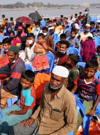 Bangladéš v pondělí začal s přesunem další skupiny příslušníků rohingské menšiny z uprchlických táborů na odlehlý ostrov Thengar Čár