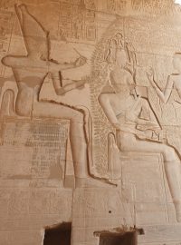 Koronavirová krize je pro obyvatele egyptského Luxoru tragédií. Ekonomické dopady jsou pro ně mnohem horší, než samotná nákaza. Luxor byl celá desetiletí závislý na turistickém ruchu. Tamní staroegyptské chrámy a hrobky figurují na seznamu světového dědictví Unesco