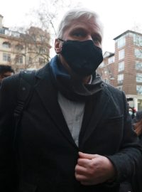 Julian Assange ve středu dorazil k soudu v Londýně.