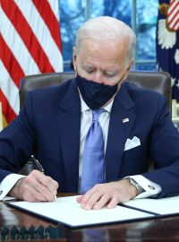 Americký prezident Joe Biden podepisuje exekutivní rozhodnutí v Oválné pracovně v Bílém domě