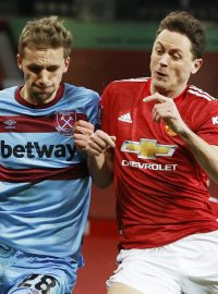 Záložník West Hamu Tomáš Souček v souboji s Nemanjou Matićem z Manchesteru United