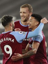 Hráči West Hamu Jesse Lingard, Tomáš Souček a Said Benrahma oslavují