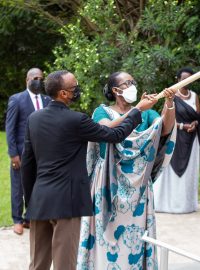 Připomínka výročí genocidy ve Rwandě na začátku letošního dubna. Oheň zapaluje současný prezident Paul Kagame a jeho manželka Jeanette.
