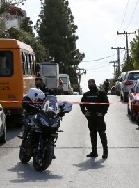 Policista hlídá ulici, kde byl zastřelen řecký novinář Jorgos Karaivaz