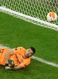 Brnakář Villarrealu Gerónimo Rulli chytá penaltu ve finálovém rozstřelu Evropské ligy