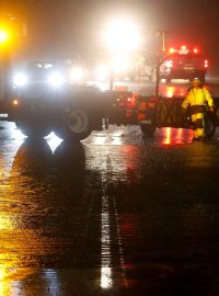 Dopravní nehodu v Alabamě pravděpodobně způsobilo množství vody na vozovce v důsledku silných dešťů