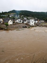 Řeka Ash zaplavila část obce Schuld na západě Německa po vydatných deštích