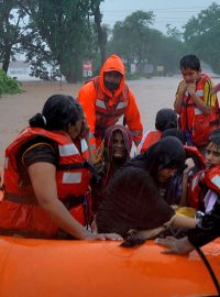 Záchranné operace v zaplavených oblastech centrální Indie