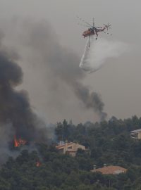 Lesní požáry, sužující oblast poblíž řeckého hlavního města Atény