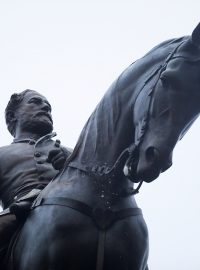 Vláda amerického státu Virginie nechá ve středu odstranit z prostranství v Richmondu přes šest metrů vysokou jezdeckou sochu konfederačního generála Roberta Leeho