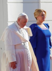 Papež František na návštěvě Slovenska, stojí vedle Zuzany Čaputové
