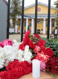 Pietní místo za oběti střelby na permské univerzitě v Rusku