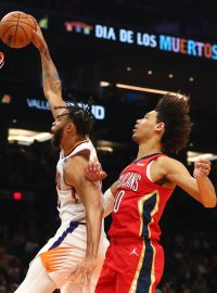 JaVale McGee z Phoenix Suns dává koš