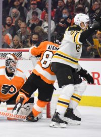 Útočník Boston Bruins Tomáš Nosek v 19. minutě využil volného prostoru v předbrankovém prostoru a otevřel skóre zápasu proti Philadelphia Flyers