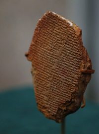 V Iráku v úterý po třech desetiletích vystavili na 3500 let starou tabulku s částí eposu o Gilgamešovi