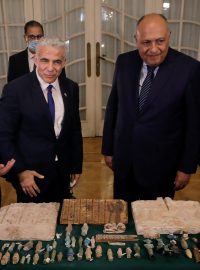 Izraelský ministr zahraničí Jair Lapid (druhý zleva) s egyptským protějškem Sámihem Šukrím (druhý zprava)