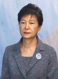 Jihokorejská exprezidentka Pak Kun-hje míří v doprovodu policie k soudu