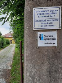 Výchovný ústav ve Žďáru nad Sázavou, který si chlapci opravují sami. Ministerstvo chce ústav zavřít