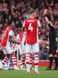 Rozhodčí Stuart Attwell dává červenou kartu Gabrielu Magalhãesovi z Arsenalu