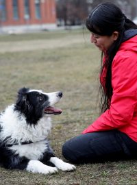 Laura Cuaya mluví na svého psa Kun-kuna