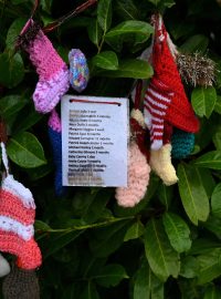 Pohled na některá jména dětských obětí na hřbitově v Tuamu, kde byla na místě bývalého Domova pro matky a děti Bon Secours provozovaného katolickou církví objevena těla stovek dětí