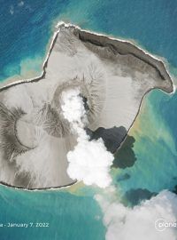Satelit zachytil, jak z podmořské sopky Hunga Tonga - Hunga Ha’apai u tichomořské Tongy stoupá kouř ještě před její erupcí