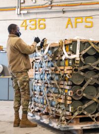 Další zásilku vojenské pomoci Ukrajině připravují američtí vojáci k přepravě