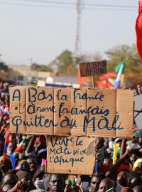 „Pryč s Francií, francouzští vojáci, opusťte Mali. Ať žije Mali, ať žije Afrika,“ hlásá jeden z transparentů na páteční protifrancouzské demonstraci