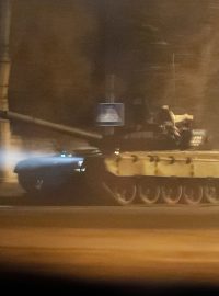 Ruský tank v ulicích Donbasu