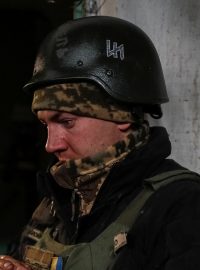 Ukrajinský voják se schovává v provizorním úkrytu před minometnou palbou