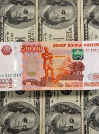 Ruský rubl se po invazi na Ukrajinu silně propadl