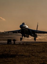 Pilot ukrajinského stíhacího letounu při přistání na jihu Ukrajiny
