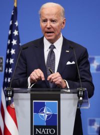 Joe Biden v bruselské centrále NATO