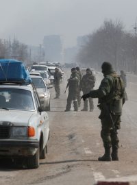 Ruští vojáci zastavují auta na kontrolních stanovištích