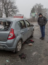 Na cestě do ukrajinské Buči nedaleko Kyjeva jsou rozstřílené civilní automobily