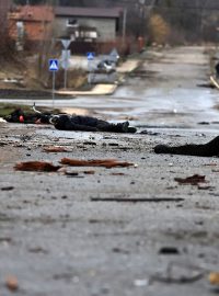 Mrtví civilisté v ulicích ukrajinského města Buča, kteří byli podle místních zabiti ruskými vojáky