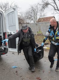 Dobrovolníci odvážejí mrtvá těla z ulice ukrajinské Buči. Po ruských vojácích tam podle Kyjeva zůstalo na 300 zavražděných civilistů