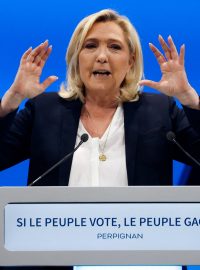 Předsedkyně strany Národní sdružení Marine le Penová má podle průzkumů ve francouzských prezidentských volbách velkou šanci