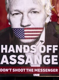 Lidé protestují proti vydání zakladatele WikiLeaks Juliana Assange do USA