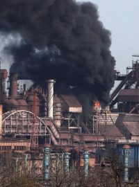 V květnu vrcholila bitva o ocelárny Azovstal v přístavním městě Mariupol na jihu Ukrajiny. Ukrajinští vojáci se společně s civilisty stáhli do podzemí průmyslového komplexu. Nepřetržitě je ostřelovala ruská armáda.