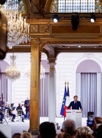 „Slibuji, že jim předám planetu, která bude lepší k životu, a Francii, která bude lepší a silnější,“ řekl Macron ve svém inauguračním proslovu.