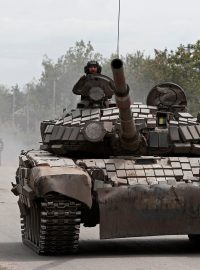 Tanky proruských jednotek jedou po ulici v Luhanské oblasti