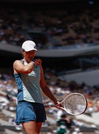 Světová jednička Iga Šwiateková z Polska během čtvrtfinále Roland Garros proti Jessice Pegualové z USA