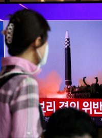 Žena sleduje zpravodajství o balistických testech Severní Koreji