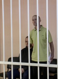 Britové Aidan Aslin, Shaun Pinner a Maročan Ibráhím Sádún za mřížemi soudní síně v Doněcku