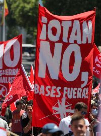 Přes dva tisíce lidí protestovaly v neděli proti nadcházejícímu summitu NATO v Madridu