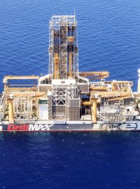 Vrtná loď Energean vrtá na ložisku zemního plynu Karish u pobřeží Izraele ve východním Středomoří